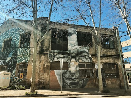 ¿Dónde se ubican las comunidades de inmigrantes que llegan a Barcelona?